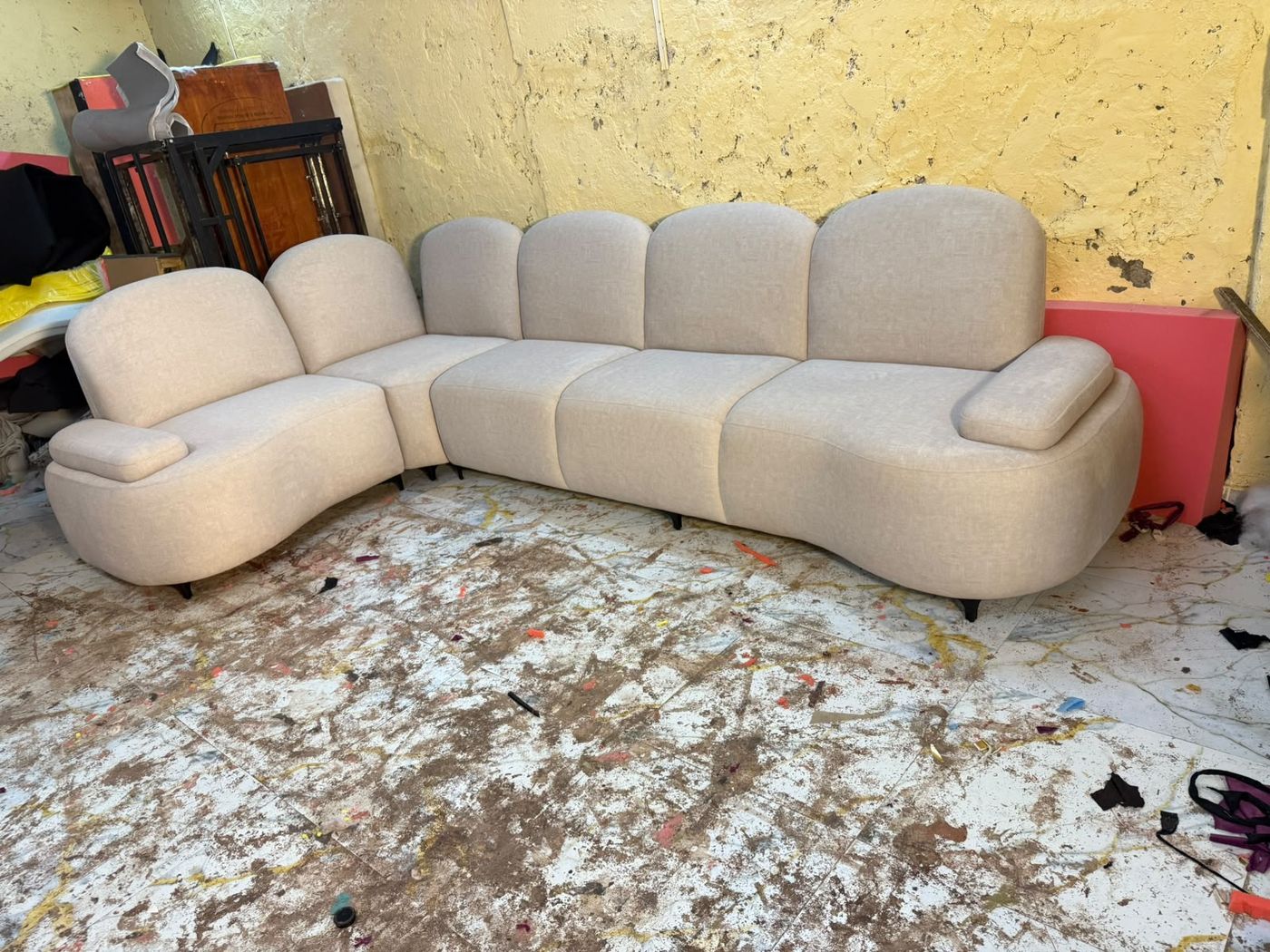 Pebble-shaped modular sectional